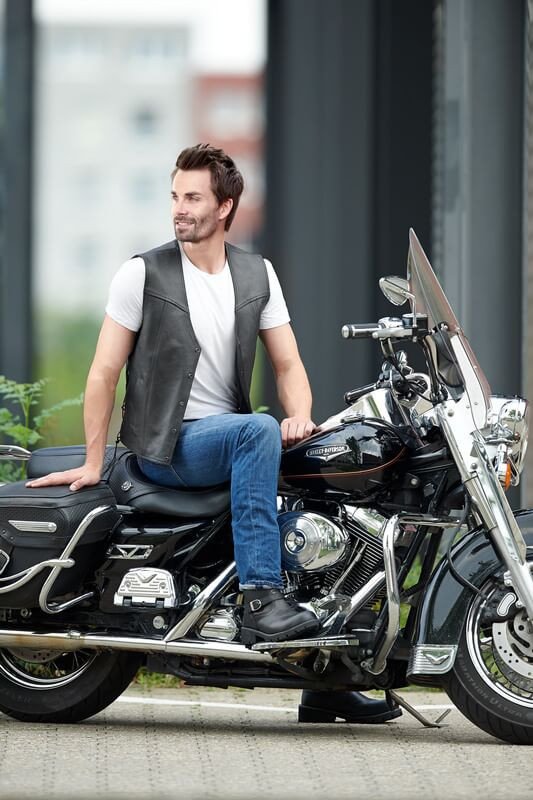 Шкіряна чоловіча мотожилетка BUSE чорна 104690