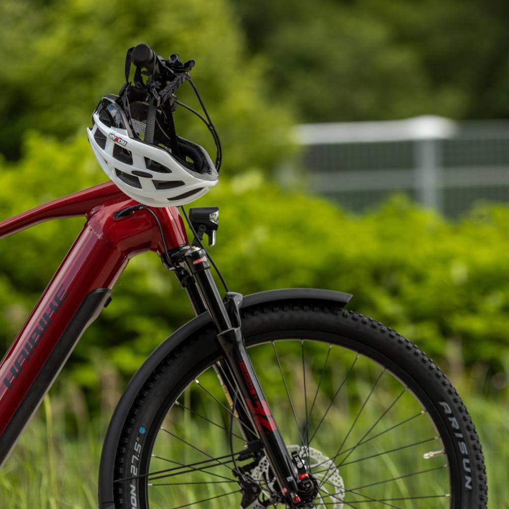 Міський / шосейний велосипедний шолом ROXAR STREET білий з вбудованою лампою