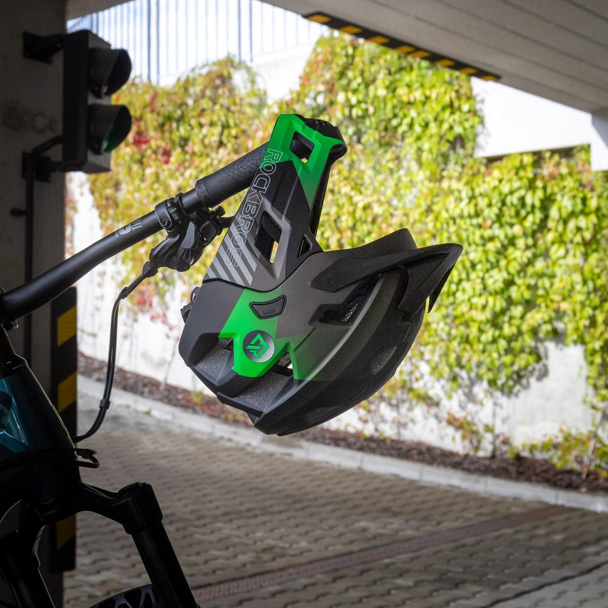 Дитячий шолом з відстібною щелепою та ліхтариком FULL FACE off-road Rockbros TS-61 Green